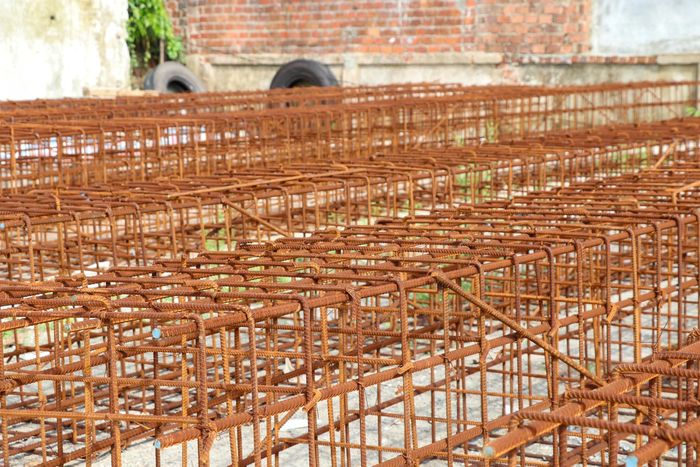  Tuy nhiên, đến nay hộ ông H chưa thống nhất nhận tiền và bàn giao mặt bằng do cho rằng diện tích đất gia đình đang sử dụng, khai hoang từ năm 2002. UBND phường Hương Trà đã yêu cầu hộ dân tìm kiếm và cung cấp các giấy tờ, tài liệu liên quan đến nguồn gốc, quá trình sử dụng đất để cơ quan chức năng có cơ sở xem xét theo quy định. 