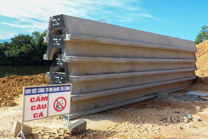  Là khu vực bờ sông, có nhiều người đến câu cá ngay nguy cơ mất an toàn thi công, nhà thầu đã cắm bảng cấm nhằm đảm bảo an toàn. 