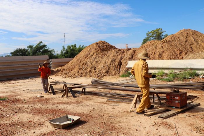  Theo các công nhân tại công trường, do thời tiết 2 tuần qua không được thuận lợi, thường có mưa nên việc thi công gặp nhiều bất lợi. Cùng với đó, mặt bằng không được bàn giao đầy đủ cũng ảnh hưởng đến tiến độ công trình. 