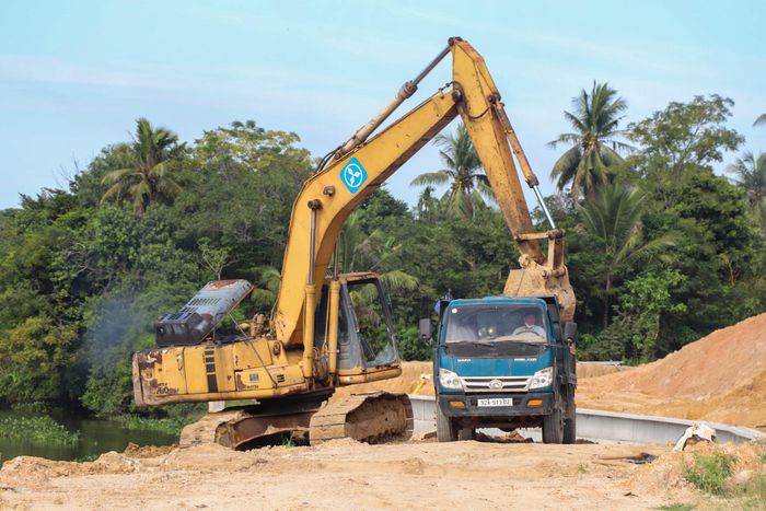  Trao đổi với PV Báo Xây dựng, Phó chủ tịch UBND phường Hương Trà Phạm Thế Mẫn cho hay, địa phương đã tổ chức buổi làm việc nhằm đối thoại, tuyên truyền, vận động, thuyết phục đối với 2 trường hợp liên quan đến công tác bồi thường, hỗ trợ, bàn giao mặt bằng thực hiện dự án kè sông Tam Kỳ. 