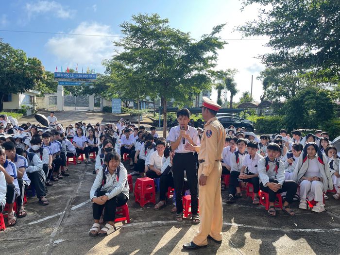 Thông qua hình thức hỏi đáp, các em học sinh được trang bị kiến thức ATGT một cách hiệu quả.