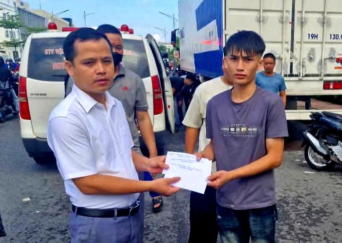 Lãnh đạo phường An Phong thăm hỏi, chia sẻ, động viên thân nhân các nạn nhân và trao hỗ trợ 3 triệu đồng cho mỗi gia đình, góp phần chia sẻ khó khăn, hỗ trợ các gia đình lo hậu sự.