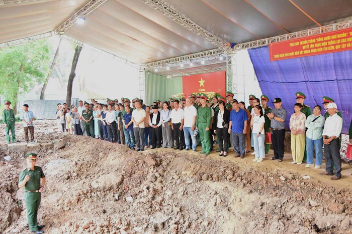 Thân nhân cán bộ, chiến sĩ Đội K74 và các lực lượng tăng cường có mặt tại Công viên Lê Thị Riêng.