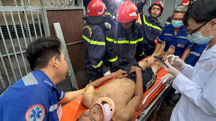 Một trong ba nạn nhân được đưa ra khỏi căn nhà bị sập.