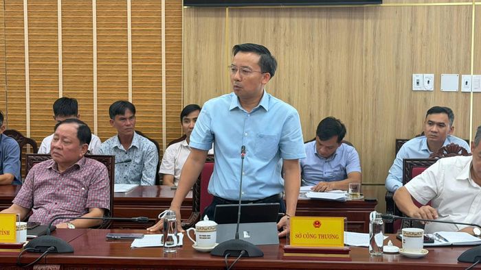 Giám đốc Sở Công thương Quảng Ngãi Nguyễn Thanh Mân đưa ra nhiều thông tin tại cuộc họp. (Ảnh: Lê Danh).