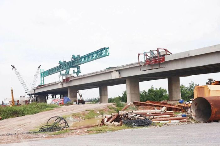 Công trường xây dựng cầu qua sông Rào Cái - Hà Tĩnh đang gấp rút thi công. Ảnh: Nguyễn Tuân