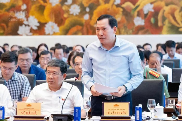 Thứ trưởng Bộ Công an Lê Văn Tuyến phát biểu giải trình, tiếp thu.