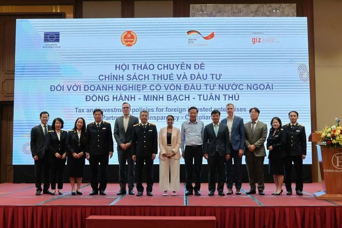Lãnh đạo Cục Thuế và các chuyên gia tham gia hội nghị. Ảnh: Phương Thảo