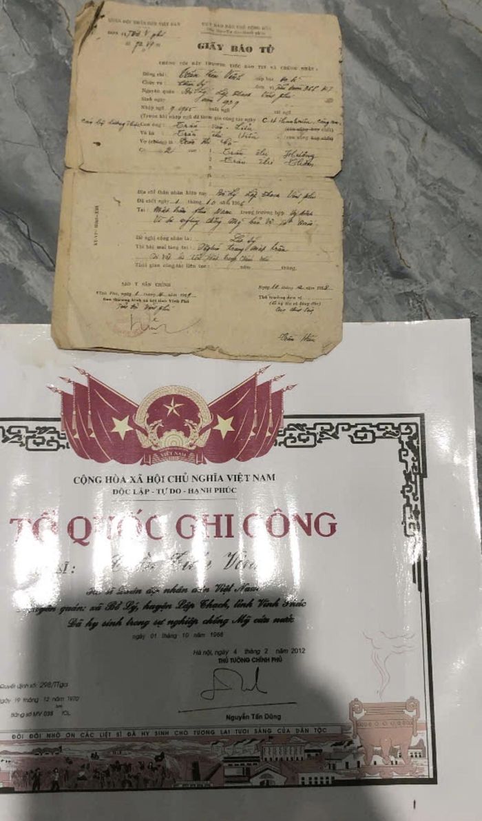 Giấy báo tử và Tổ quốc ghi công liệt sĩ Trần Tiến Vinh được gia đình gìn giữ qua nhiều năm. Đến nay, gia đình vẫn chưa tìm được phần mộ của liệt sĩ. Ảnh: Gia đình cung cấp.