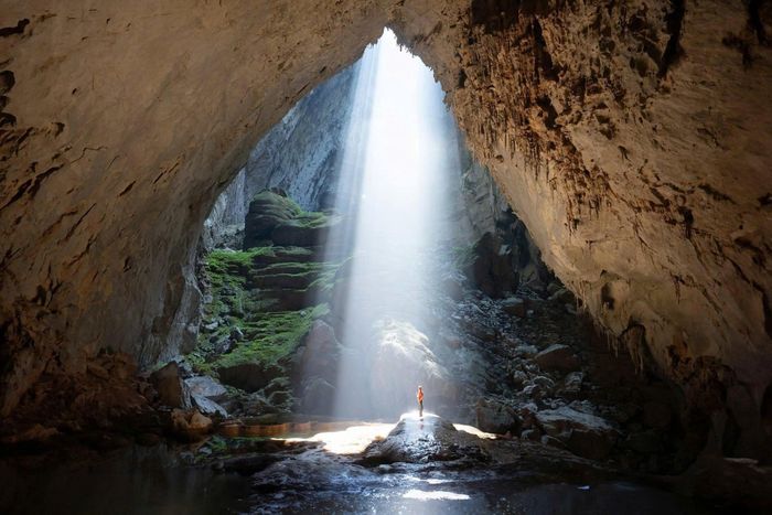 Chùm nắng khổng lồ chiếu vào Hố Sụt 1 (Vọng Khủng Long) trong hang Sơn Đoòng - Ảnh: Oxalis Adventure.