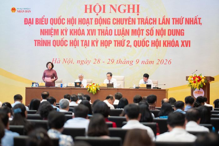 Phó Chủ tịch Quốc hội Nguyễn Thị Hồng điều hành phiên thảo luận về nhóm dự án thuộc lĩnh vực kinh tế, tài chính