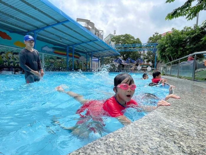 Học sinh trên địa bàn TP. Hồ Chí Minh tham gia luyện tập bơi lội để phòng chống đuối nước