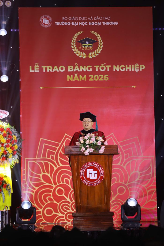 TS Nguyễn Bình Minh, Bí thư Đảng bộ Bộ phận, Giám đốc Phân hiệu báo cáo tổng kết quá trình học tập và rèn luyện của tân Tiến sĩ và tân Cử nhân