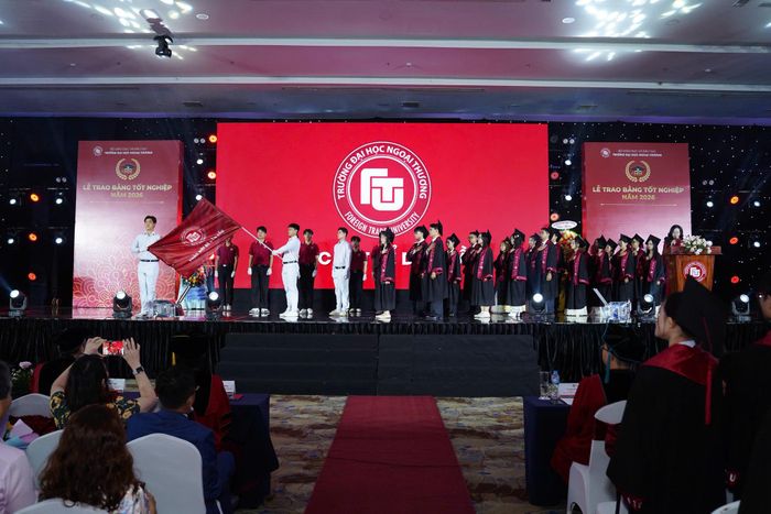 Tân Cử nhân thực hiện nghi thức rước cờ truyền thống và tuyên thệ