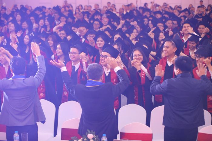 Khoảnh khắc Tân cử nhân và Thầy Cô cùng “tạo sóng” - con sóng của tuổi trẻ, của tình bạn, của niềm tự hào và khát vọng!