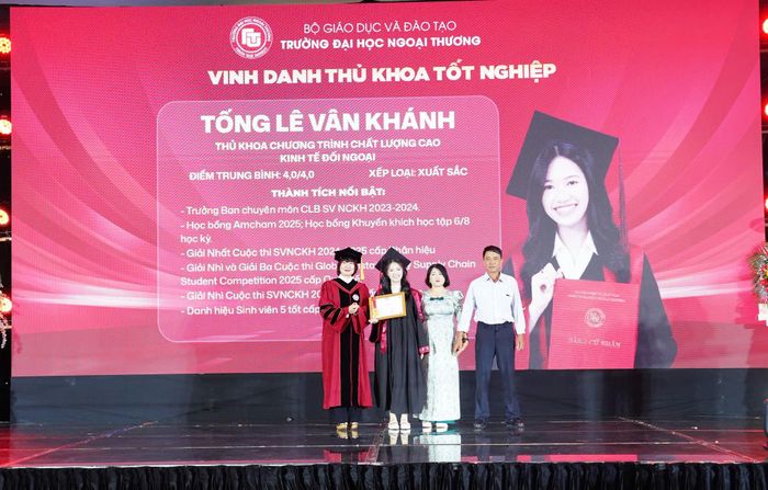 Tân cử nhân Tống Lê Vân Khánh, Thủ khoa Chương trình Kinh tế đối ngoại (CLC) với GPA 4.00/4.00 được Hiệu trưởng trao Giấy khen và Huy chương trong niềm tự hào của phụ huynh