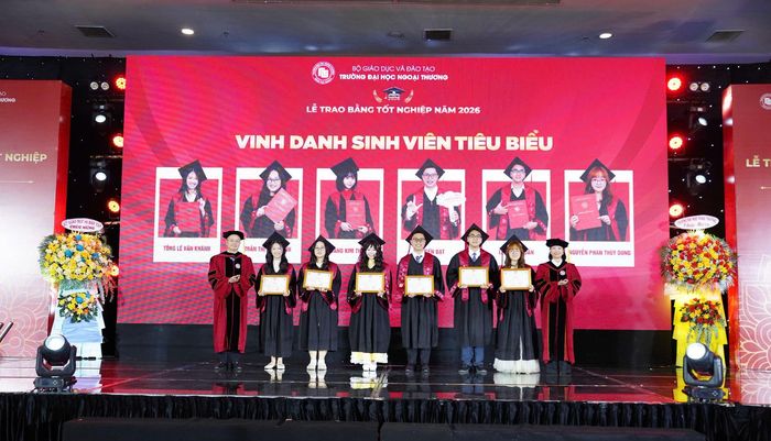 PGS, TS Đào Ngọc Tiến,Thường vụ Đảng ủy, Phó Hiệu trưởng và PGS, TS Vũ Thị Hiền, Đảng ủy viên, Phó Hiệu trưởng trao tặng giấy khen cho các Tân Cử nhân tiêu biểu