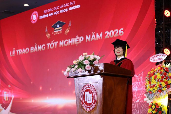 PGS, TS Phạm Thu Hương – Bí thư Đảng ủy, Hiệu trưởng Trường Đại học Ngoại thương gửi đến Tân cử nhân Phân hiệu thông điệp “Sức mạnh của dòng chảy” trong bài phát biểu tại Lễ trao bằng tốt nghiệp