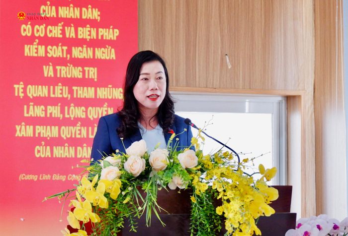 ĐBQH Triệu Lệ Khánh báo cáo với cử tri về dự kiến nội dung, chương trình Kỳ họp thứ Hai, Quốc hội khóa XVI. Ảnh: Hoa Lê