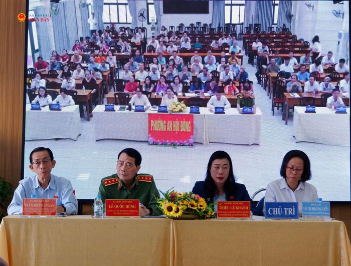 Cử tri phát biểu ý kiến tại điểm cầu trực tuyến. Ảnh: Hoa Lê