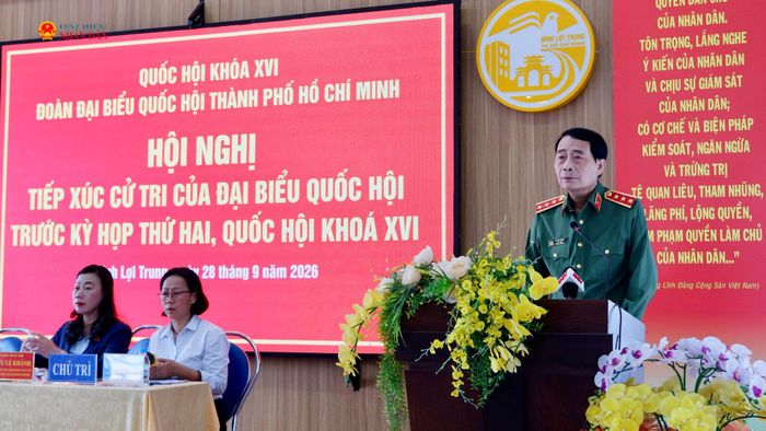 Thứ trưởng Bộ Công an Thượng tướng Lê Quốc Hùng phát biểu trao đổi các vấn đề cử tri đặt ra tại hội nghị. Ảnh: Hoa Lê