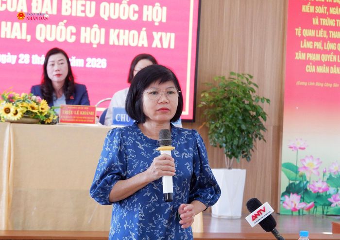 Cử tri phát biểu ý kiến tại hội nghị. Ảnh: Hoa Lê
