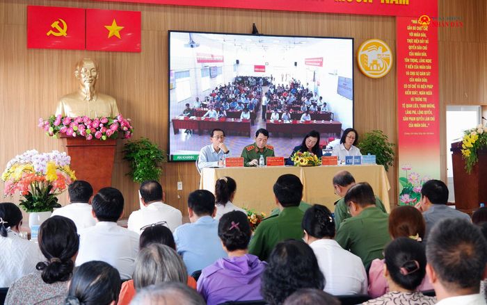 Quang cảnh hội nghị tiếp xúc cử tri. Ảnh: Hoa Lê