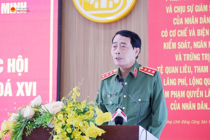 Thứ trưởng Bộ Công an Thượng tướng Lê Quốc Hùng phát biểu trao đổi các vấn đề cử tri đặt ra tại hội nghị. Ảnh: Hoa Lê