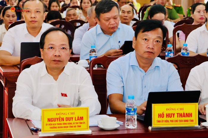 Bí thư Tỉnh ủy, Trưởng Đoàn ĐBQH tỉnh Hà Tĩnh Nguyễn Duy Lâm và các đại biểu tham dự hội nghị