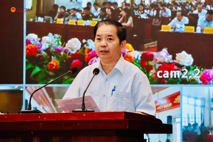 Giám đốc Sở Giáo dục và Đào tạo Hà Tĩnh Bùi Nhân Sâm giải trình, làm rõ các nội dung cử tri quan tâm.