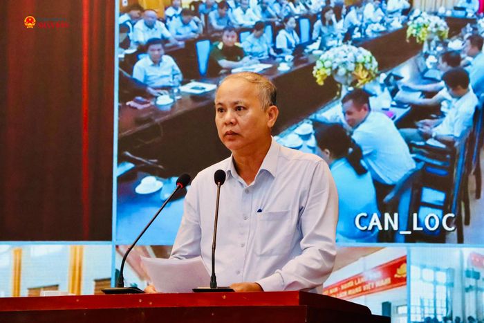 Cử tri Hồ Minh Liên (xã Tiên Điền) phát biểu ý kiến tại hội nghị.