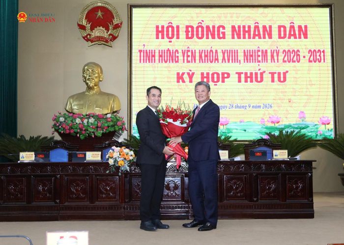 Phó Bí thư Tỉnh ủy, Chủ tịch UBND tỉnh Nguyễn Mạnh Quyền tặng hoa chúc mừng tân Phó Chủ tịch UBND tỉnh Hưng Yên Phạm Bảo Sơn. Ảnh: An Nhiên