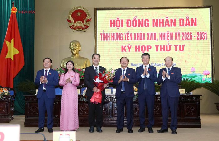 Lãnh đạo Thường trực HĐND tỉnh tặng hoa chúc mừng tân Phó Chủ tịch UBND tỉnh Hưng Yên Phạm Bảo Sơn. Ảnh: An Nhiên