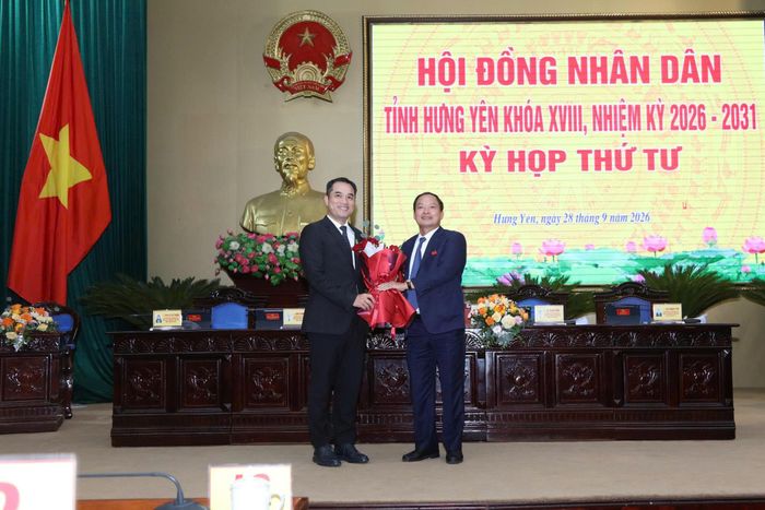 Phó Bí thư Tỉnh ủy, Chủ tịch HĐND tỉnh Trần Quốc Văn tặng hoa chúc mừng tân Phó Chủ tịch UBND tỉnh Hưng Yên Phạm Bảo Sơn. Ảnh: An Nhiên