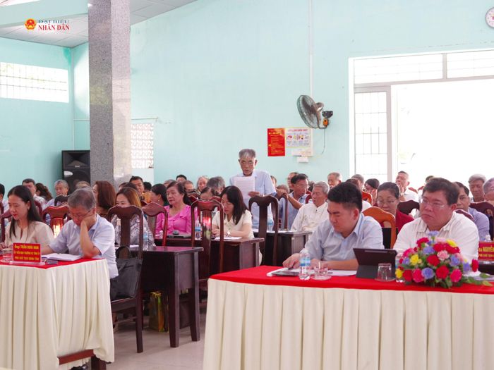 Các đại biểu và cử tri tham dự buổi tiếp xúc