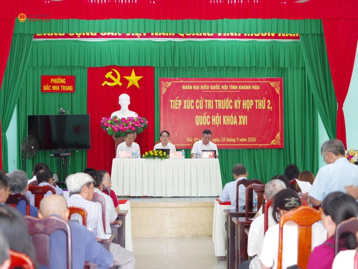 Quang cảnh buổi tiếp xúc cử tri