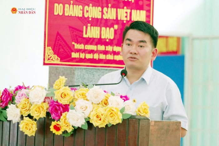 Đại diện lãnh đạo Sở Nông nghiệp và Môi trường trả lời ý kiến, kiến nghị của cử tri tại buổi tiếp xúc