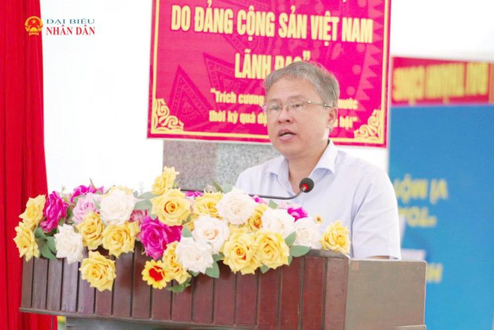 Phó Chủ tịch UBND tỉnh Trần Hòa Nam trả lời ý kiến, kiến nghị của cử tri tại buổi tiếp xúc