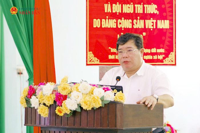 Đại diện lãnh đạo Sở Tài chính trả lời ý kiến kiến, kiến nghị của cử tri tại buổi tiếp xúc