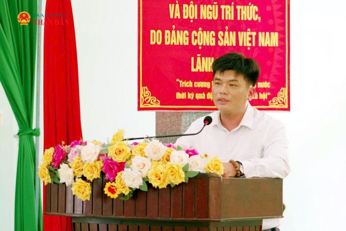 Đại diện lãnh đạo UBND phường Bắc Nha Trang trả lời ý kiến, kiến nghị của cử tri tại buổi tiếp xúc