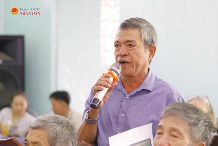 Cử tri phường Bắc Nha Trang phát biểu, kiến nghị tại buổi tiếp xúc