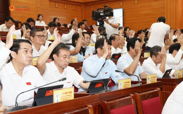 Đại biểu biểu quyết thông qua các nghị quyết tại kỳ họp. Ảnh: An Nhiên