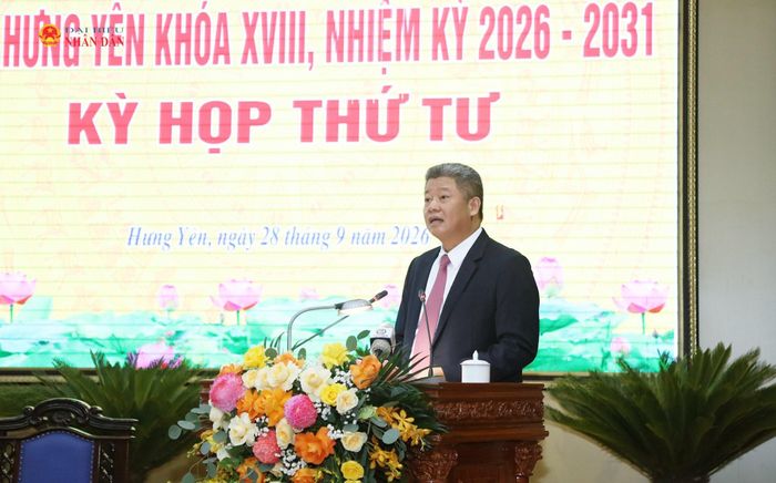Phó Bí thư Tỉnh ủy, Chủ tịch UBND tỉnh Nguyễn Mạnh Quyền trình bày tờ trình giới thiệu nhân sự bầu chức vụ Phó Chủ tịch UBND tỉnh Hưng Yên, nhiệm kỳ 2026 - 2031. Ảnh: An Nhiên
