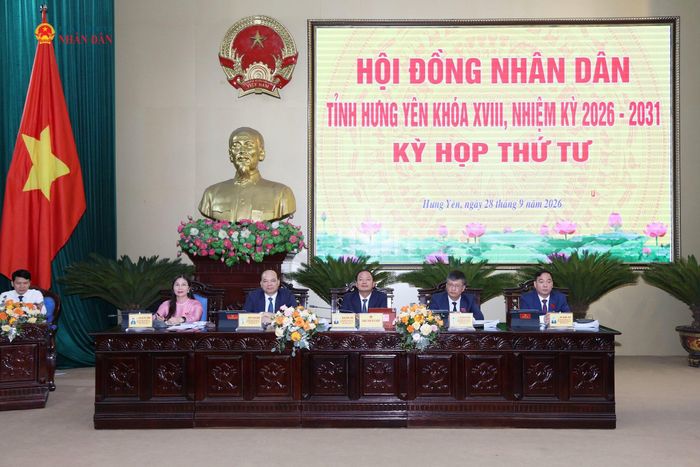 Chủ tọa điều hành kỳ họp. Ảnh: An Nhiên