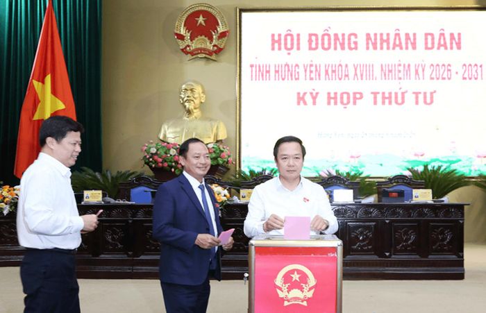 Ủy viên Trung ương Đảng, Bí thư Tỉnh ủy Hưng Yên Phạm Quang Ngọc bỏ phiếu bầu chức vụ Phó Chủ tịch UBND tỉnh, nhiệm kỳ 2026 - 2031. Ảnh: Trịnh Cường