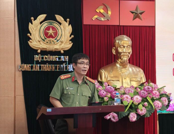 Thượng tá Nguyễn Song Toàn - Phó Trưởng phòng Tham mưu báo cáo đánh giá kết quả thực hiện các tiêu chí xây dựng Công an xã, phường kiểu mẫu về ANTT tại hội nghị ngày 8/9