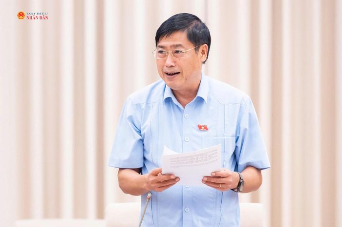 Ủy viên Ban Thường vụ Đảng ủy Quốc hội, Chủ nhiệm Ủy ban Công tác đại biểu Nguyễn Hữu Đông báo cáo tại Hội nghị