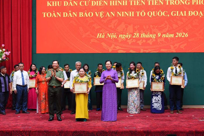 Trao thưởng cho các tập thể, cá nhân điển hình tiên tiến trong phong trào