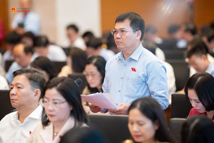 Phó Trưởng đoàn chuyên trách Đoàn ĐBQH tỉnh Lâm Đồng Dương Khắc Mai phát biểu. Ảnh: Phạm Thắng