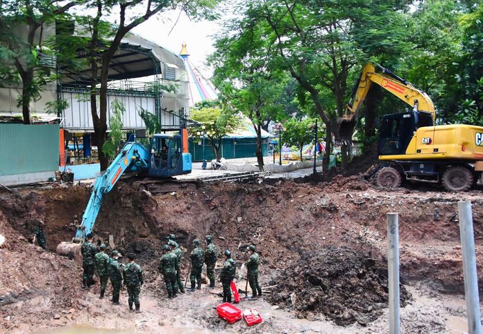 Trong ngày, lực lượng làm nhiệm vụ đã xử lý hơn 300m³ đất